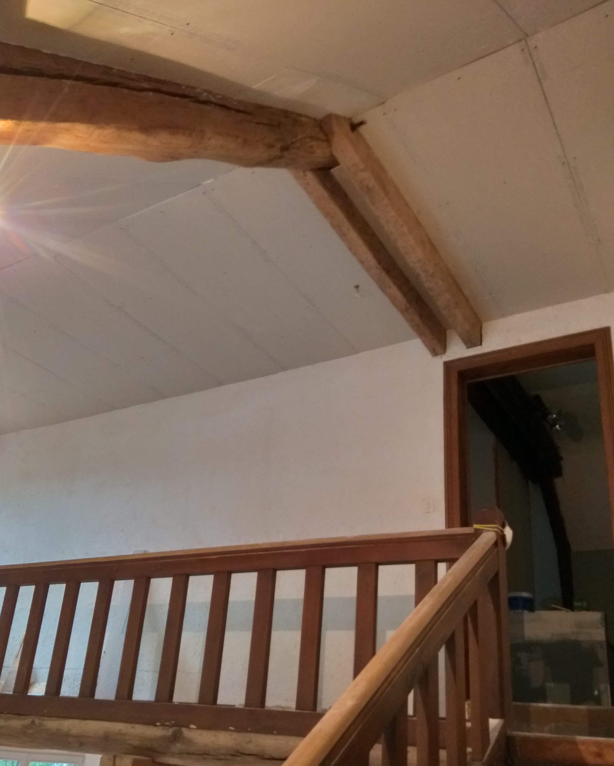 Réalisation de faux plafond après mise en place de laine de verre sous toiture