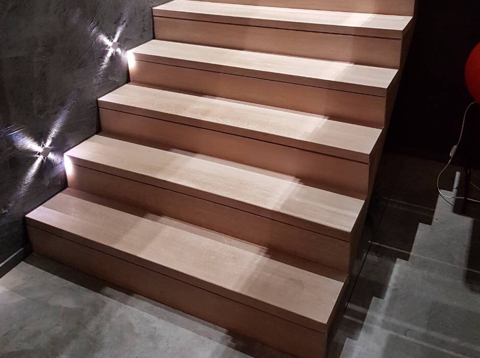 Escalier en béton recouvert de marche et de contre marche en chêne blanchi