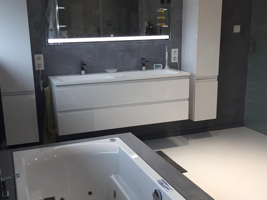 Réalisation d'une salle de bain, pose des meubles et de la robinetterie